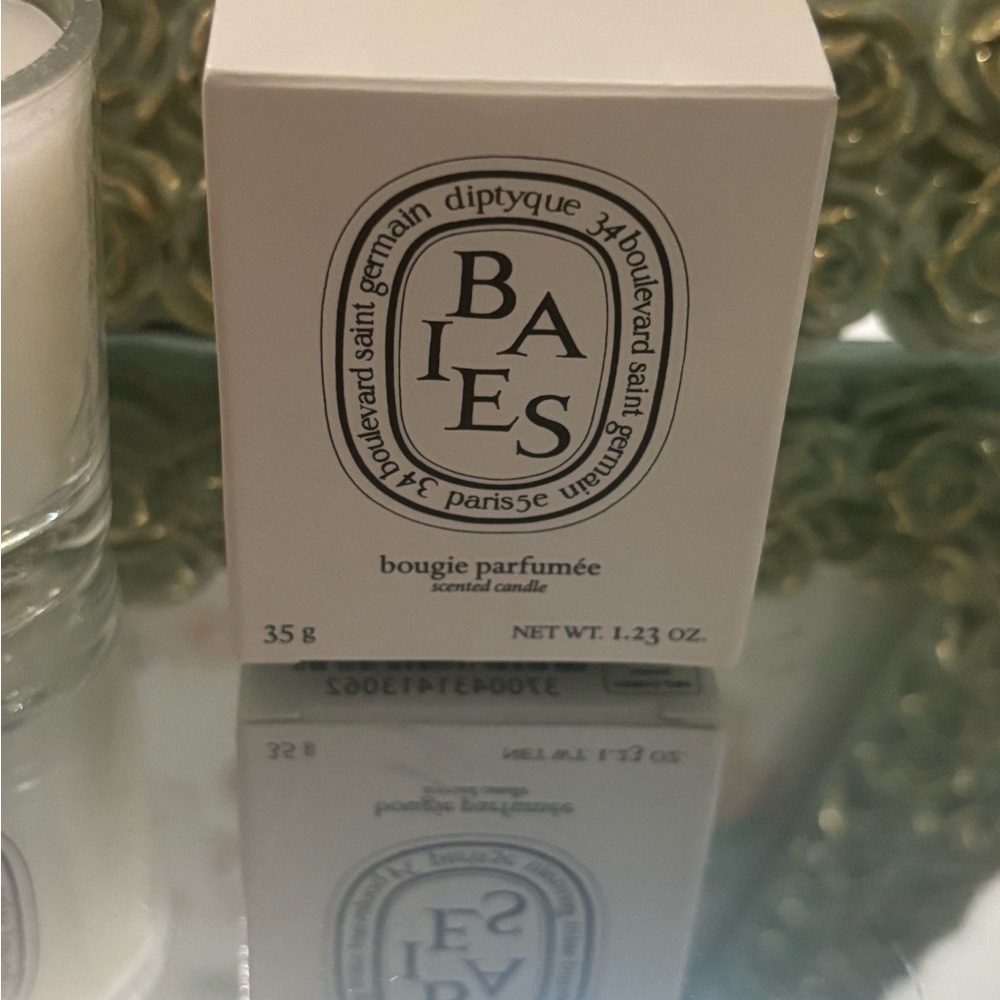 Diptyque Baies Scented Candle in White Box - Picture 3 of 4